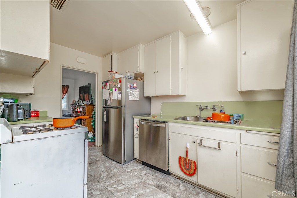 5389 1/2 Village, Los Angeles, CA, 90016 5389 1/2 Village, Los Angeles, CA, 90016