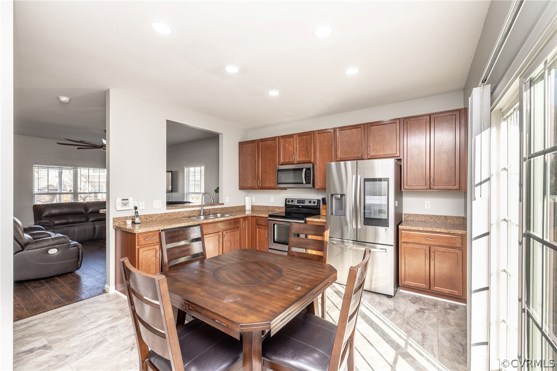 Eat-in kitchen with recessed lights, newer stainle