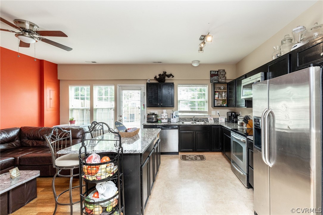 Open layout eat-in kitchen.