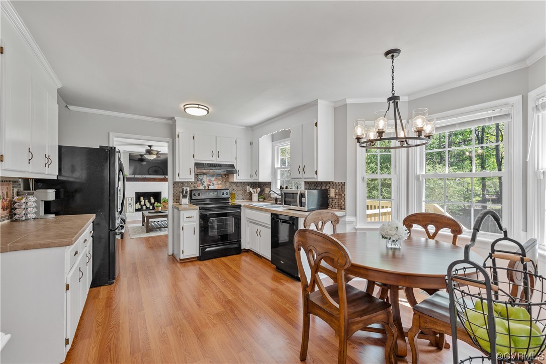 Eat-in Kitchen.