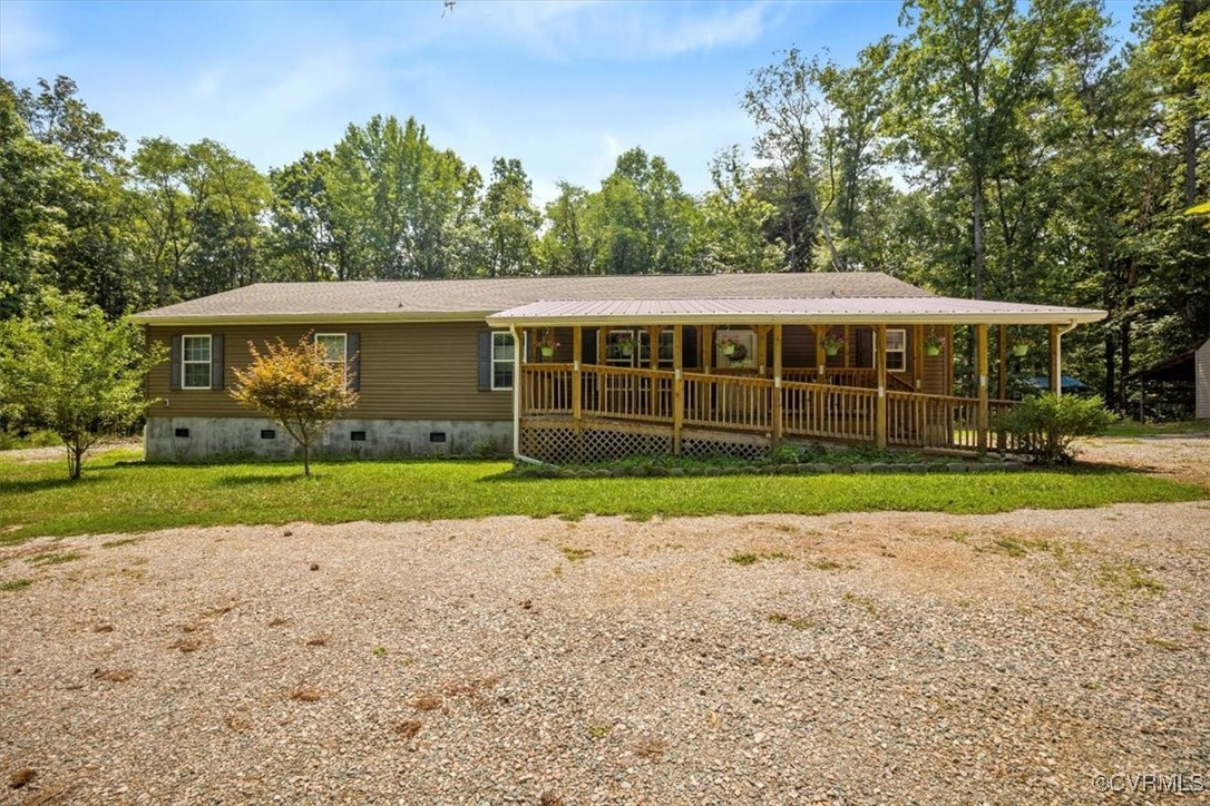 View of front of property featuring a front yard