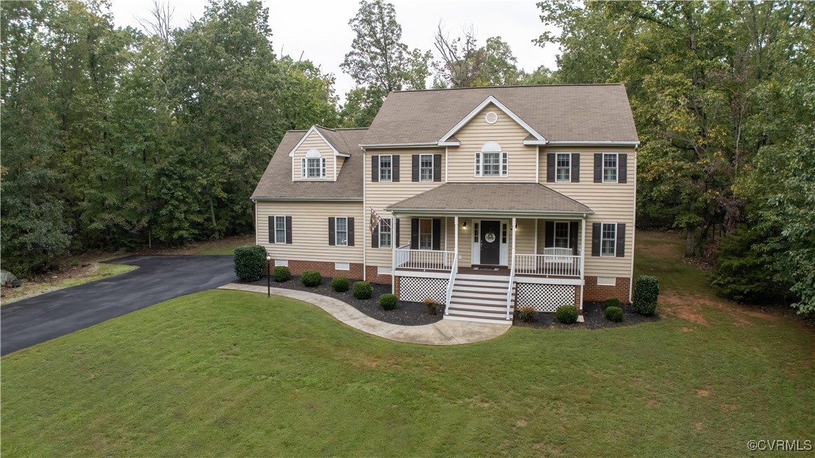 View of front of property featuring a front lawn a