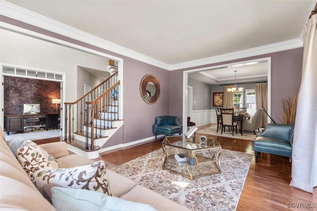 Living room with ornamental molding, an inviting c