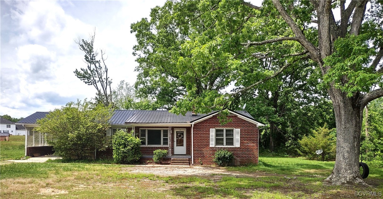 Ranch-style house with brick siding, a front yard,