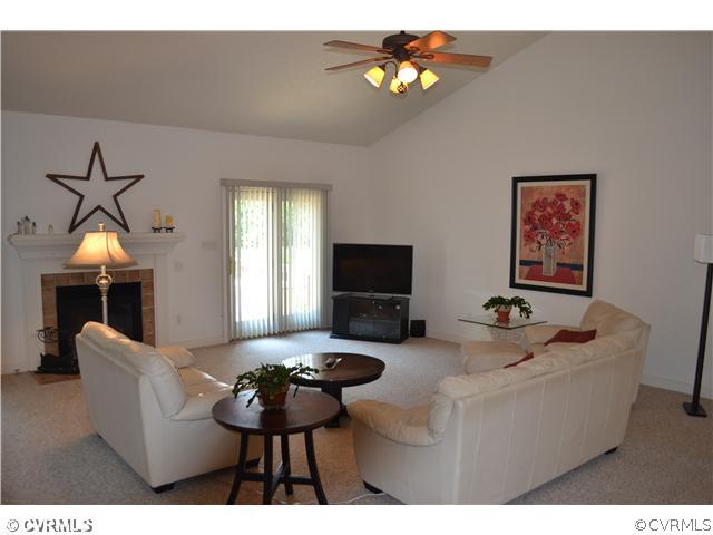 13501 Butler's Rd Living Room