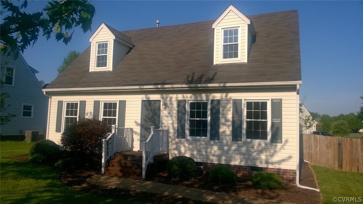 Low maintenance vinyl exterior!