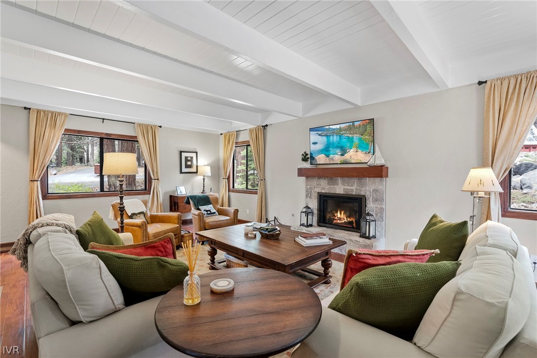 568 Lucille Drive Living room