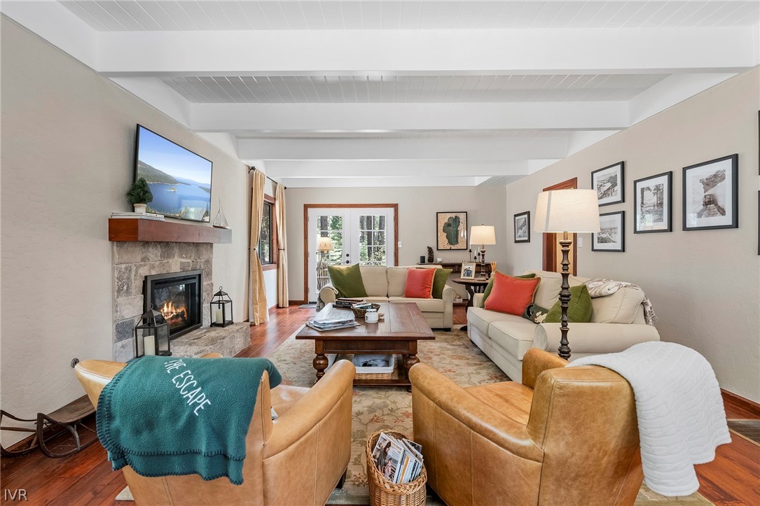 568 Lucille Drive Living room