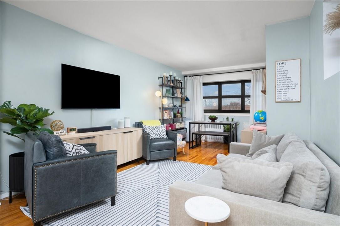 4200 Herkimer UNIT 4g Bronx Ny 10470 Living Room