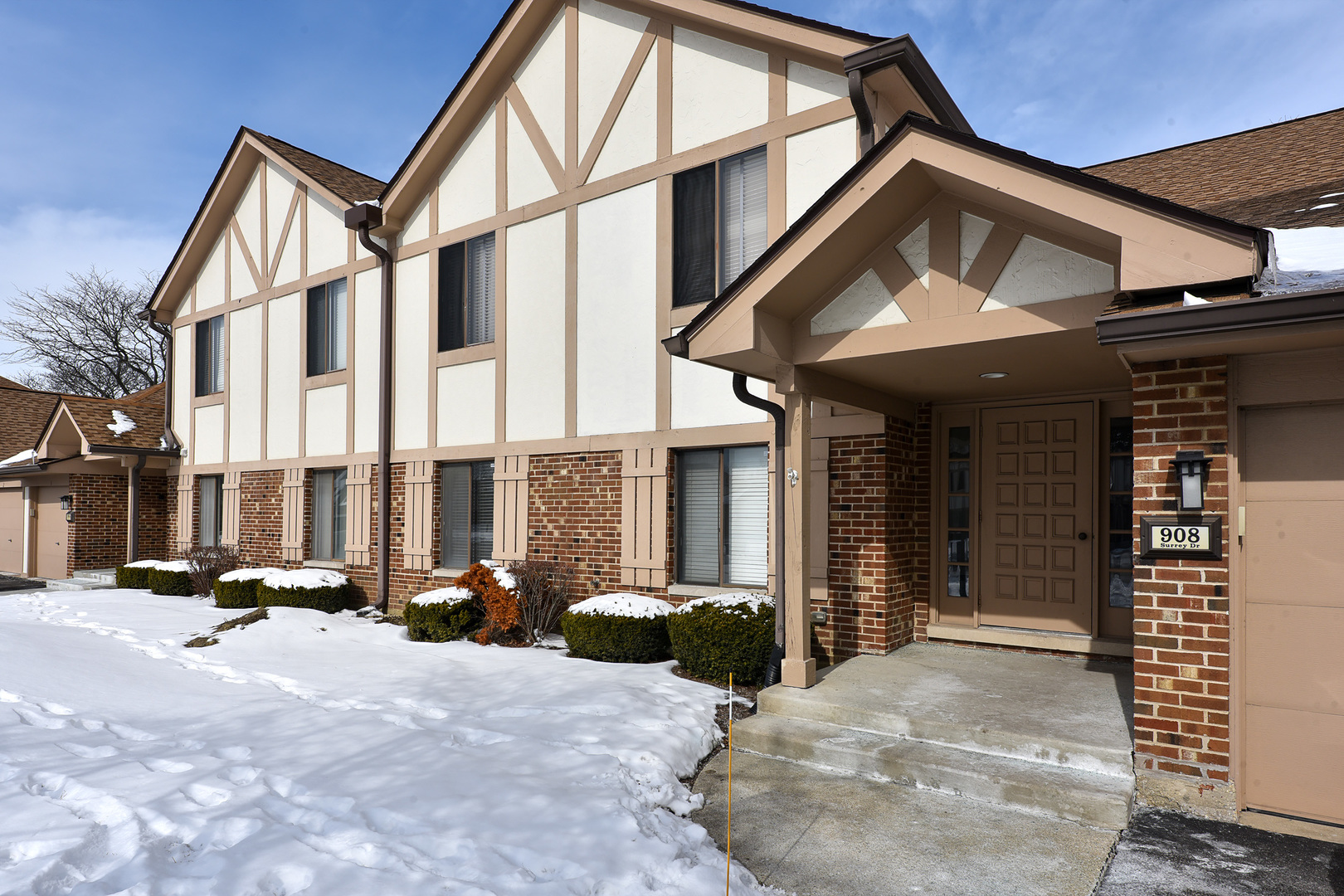908 Surrey UNIT 2b Schaumburg Sold Property