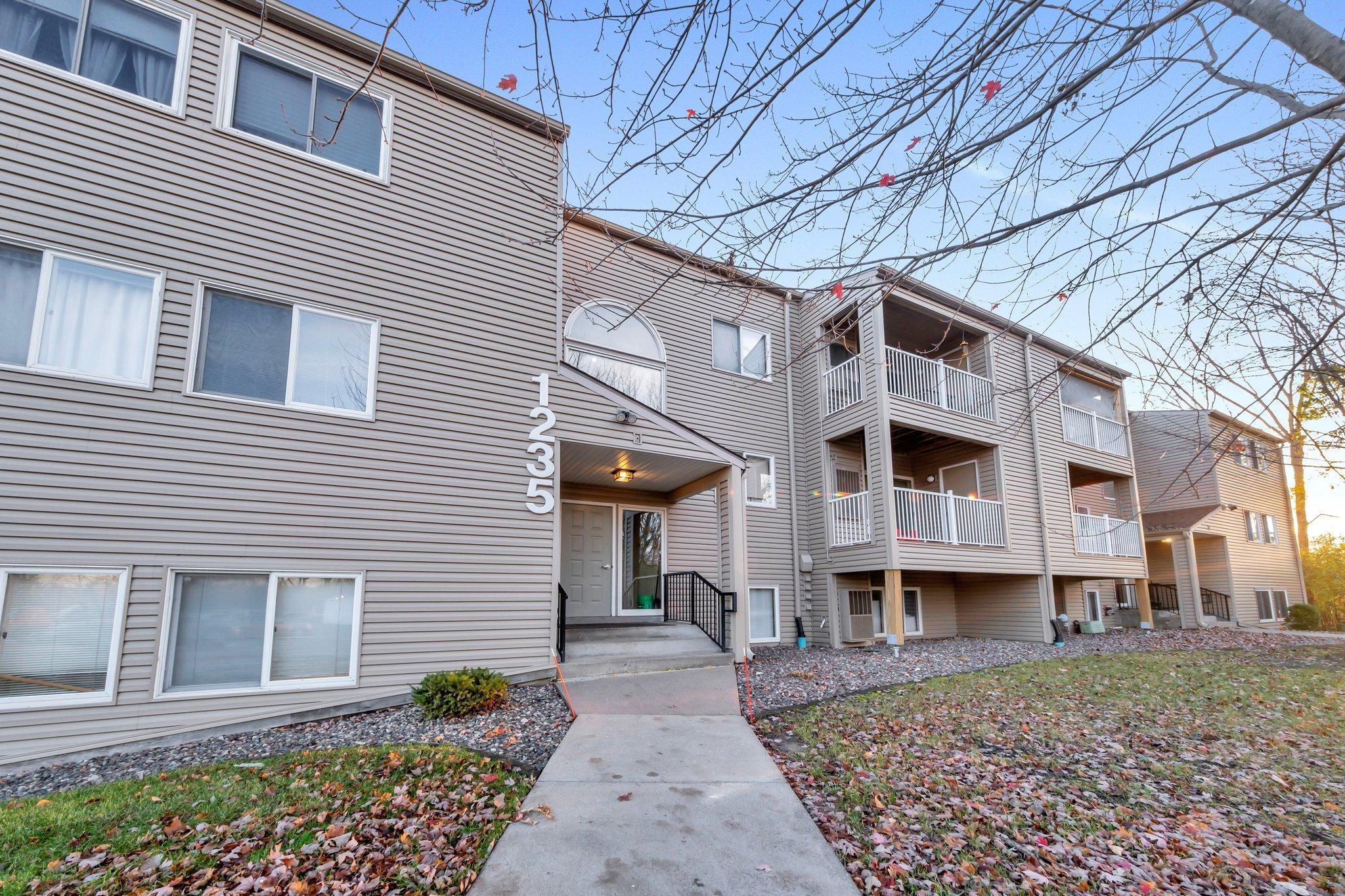 1235 Ferndale UNIT C17 Maplewood Sold Property