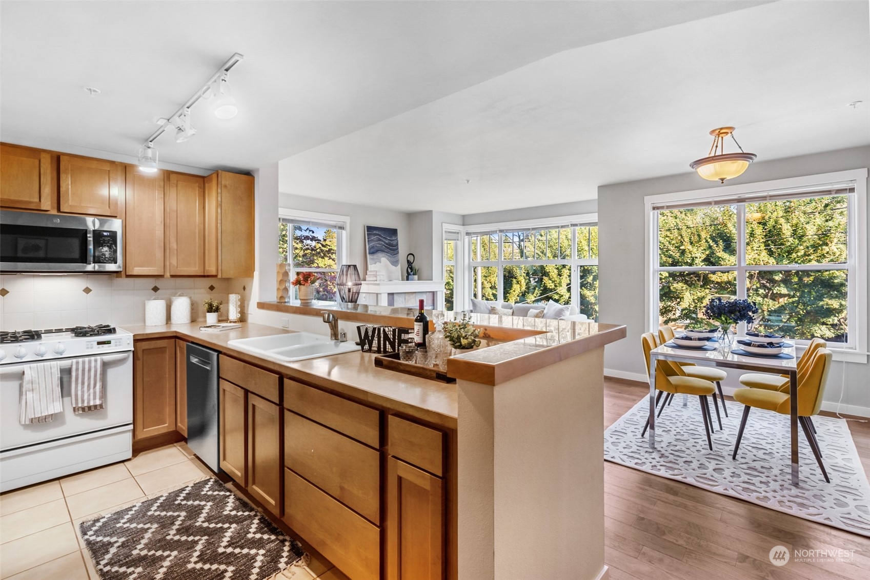 2901 NE Blakeley Street #305, Seattle, WA 98105-3161 Sold Property