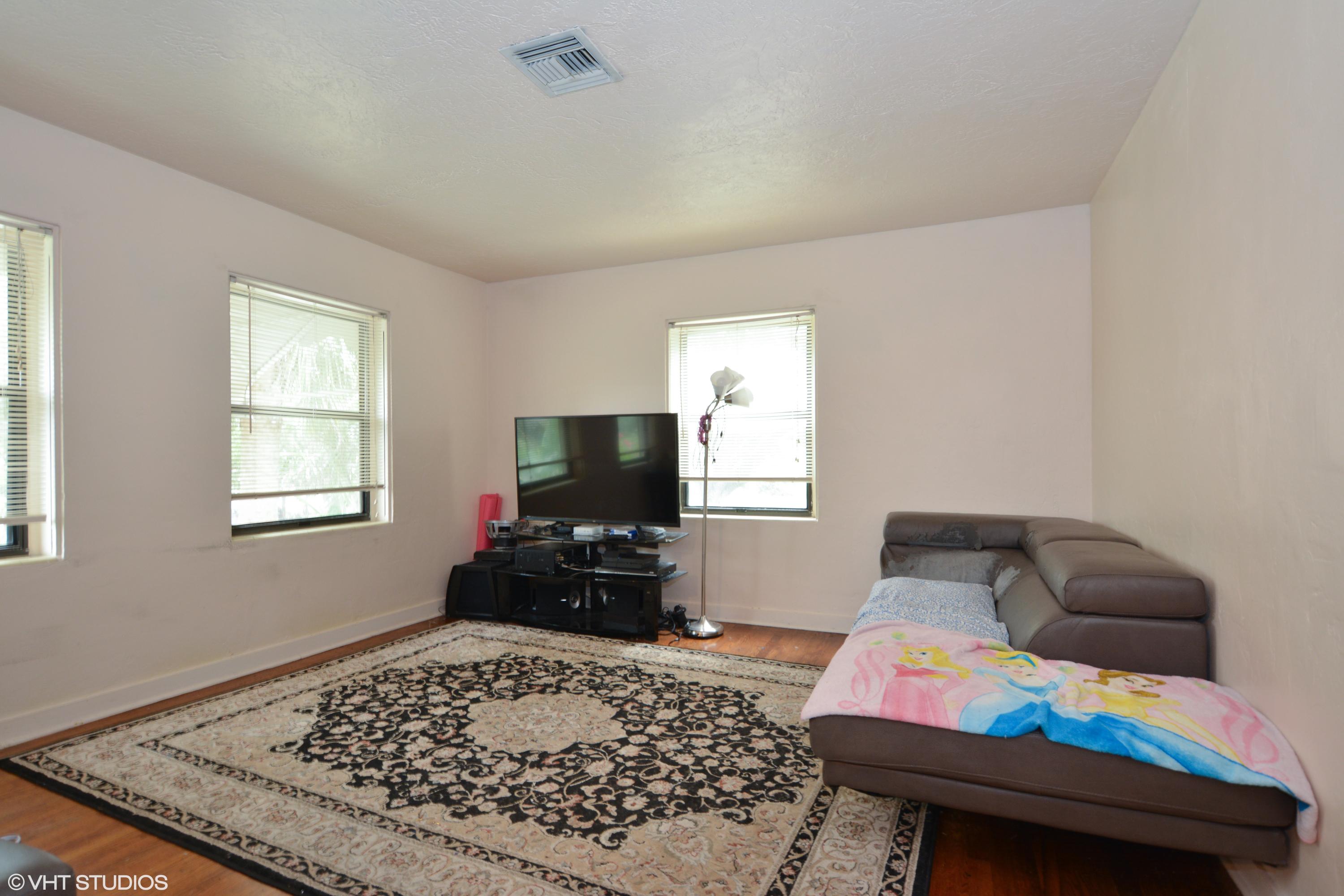 17_3015Poinsetta_52_GuestHouseFamilyRoom