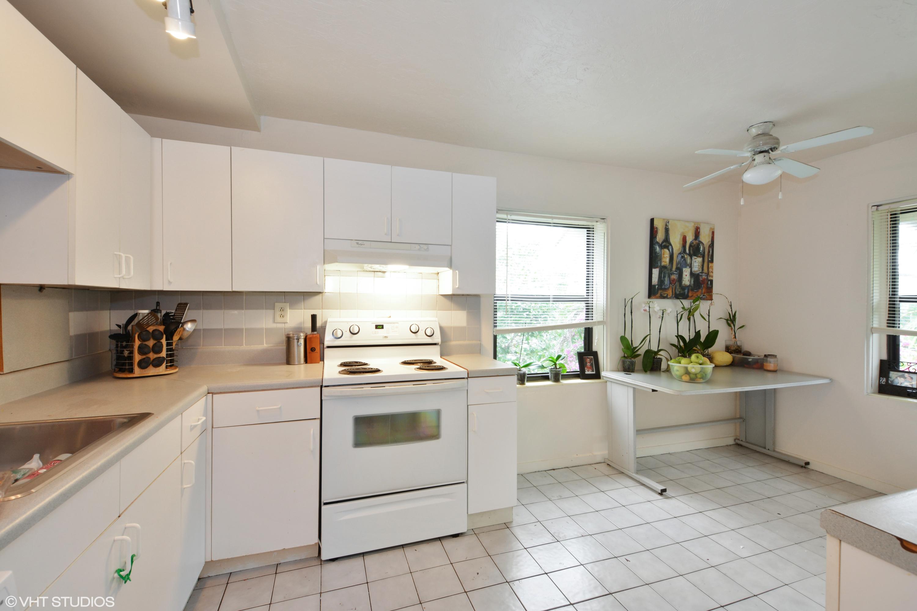 04_3015Poinsetta_177_Kitchen_HiRes