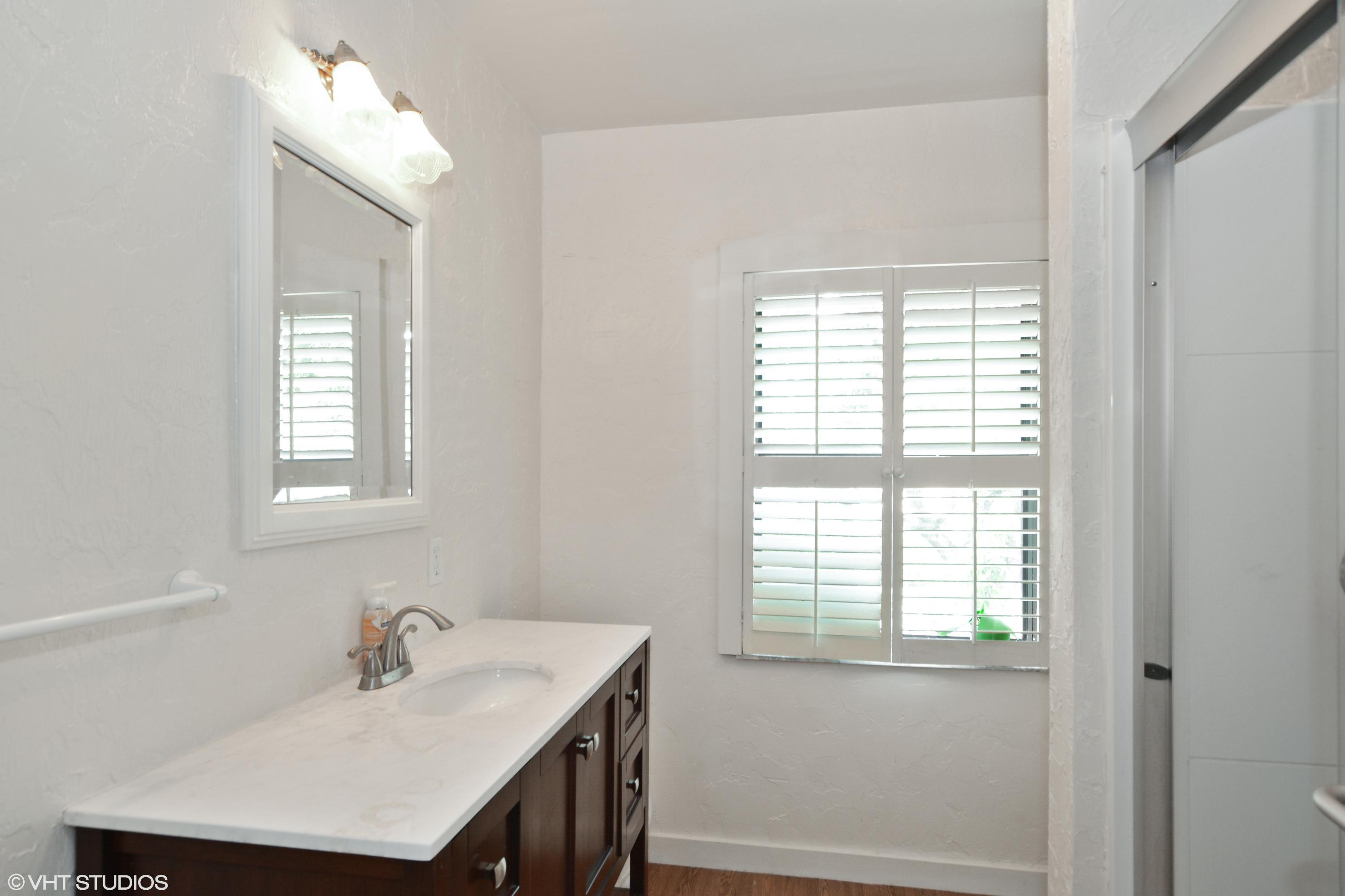 09_3015Poinsetta_9_2ndBathroom_HiRes