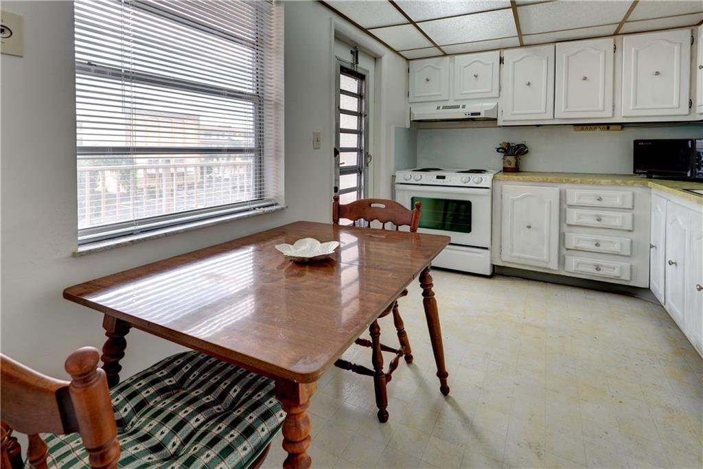 3990 NW 42nd Ave 306 Kitchen