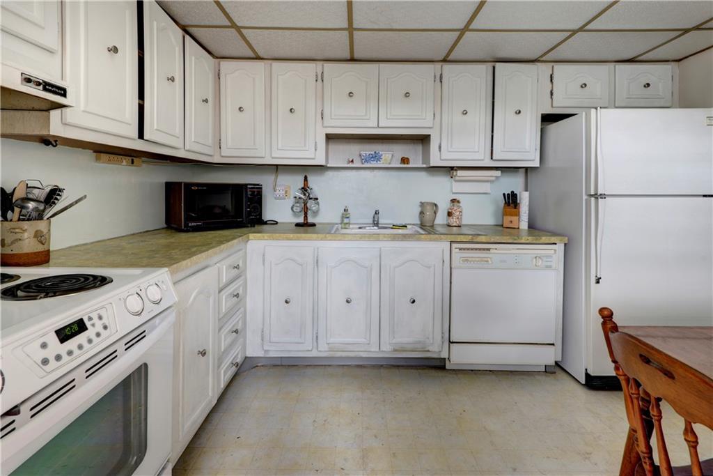 3990 NW 42nd Ave 306 Kitchen