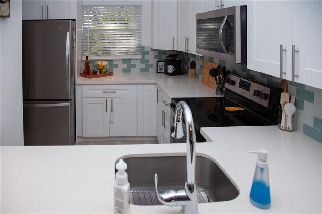 Fully updated kitchen: white quarts, all Whirlpool
