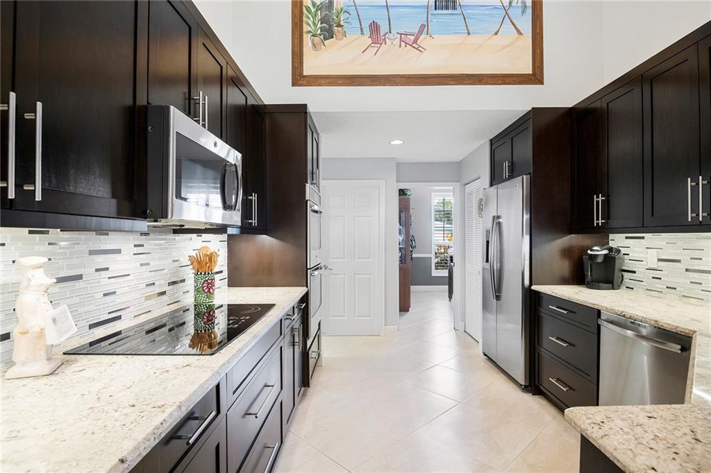 6440 NW 54th St self closing doors and drawers, drawers have pull
