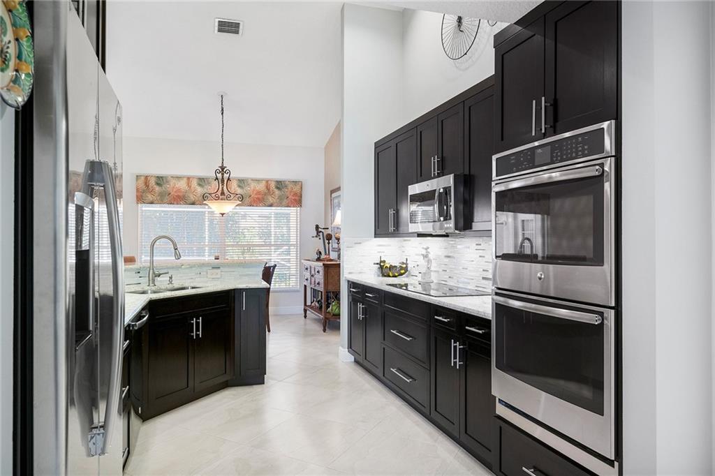 6440 NW 54th St double oven perfect for cooking for a large family