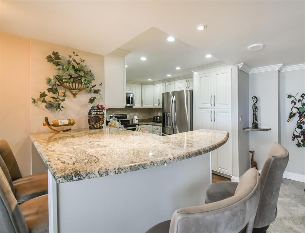 Foyer Condo for Sale