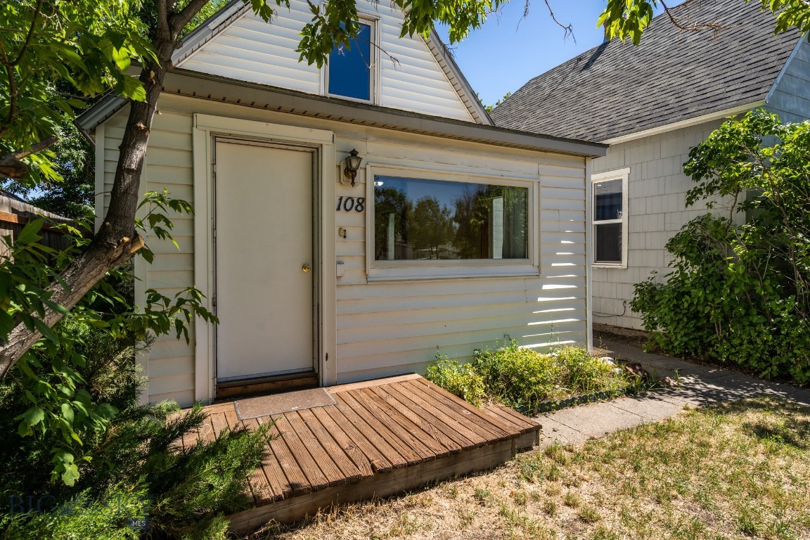 This charming home awaits your arrival.