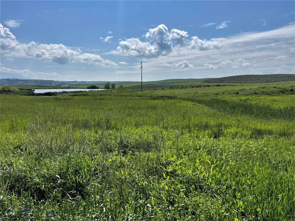 Land Adjoins 480 Acres of State Land