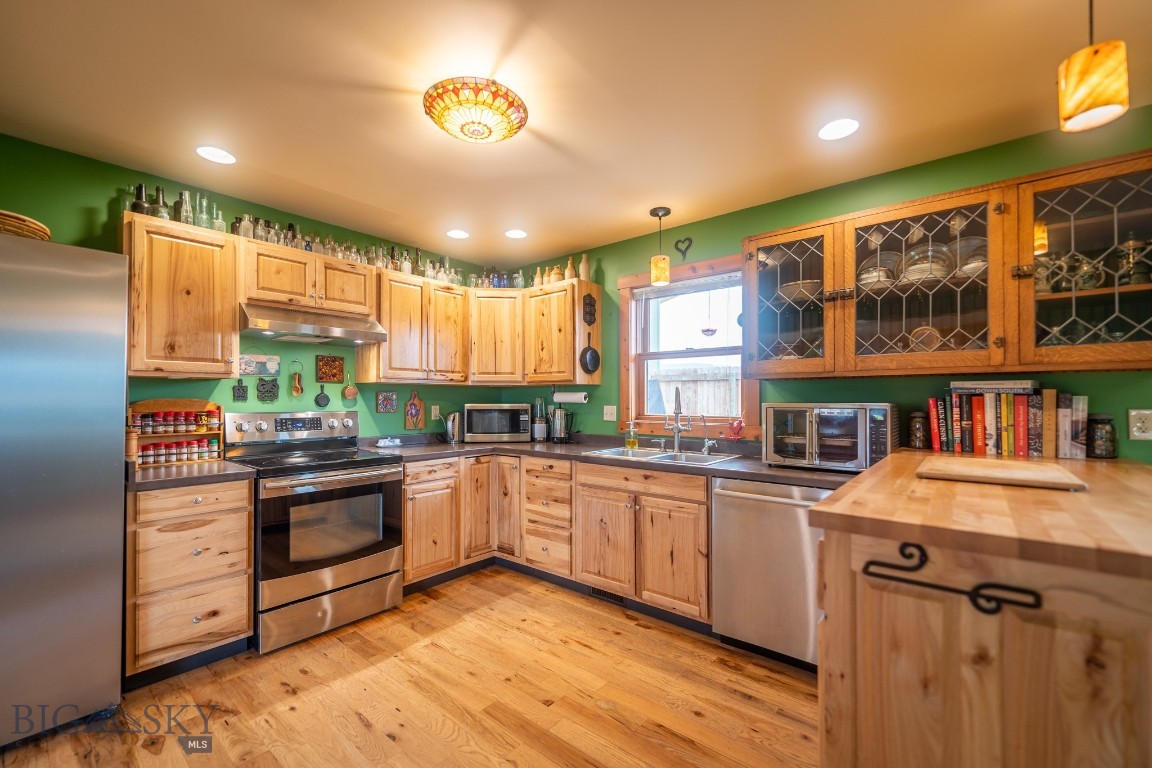 Kitchen with full Refrigerator (no freezer)