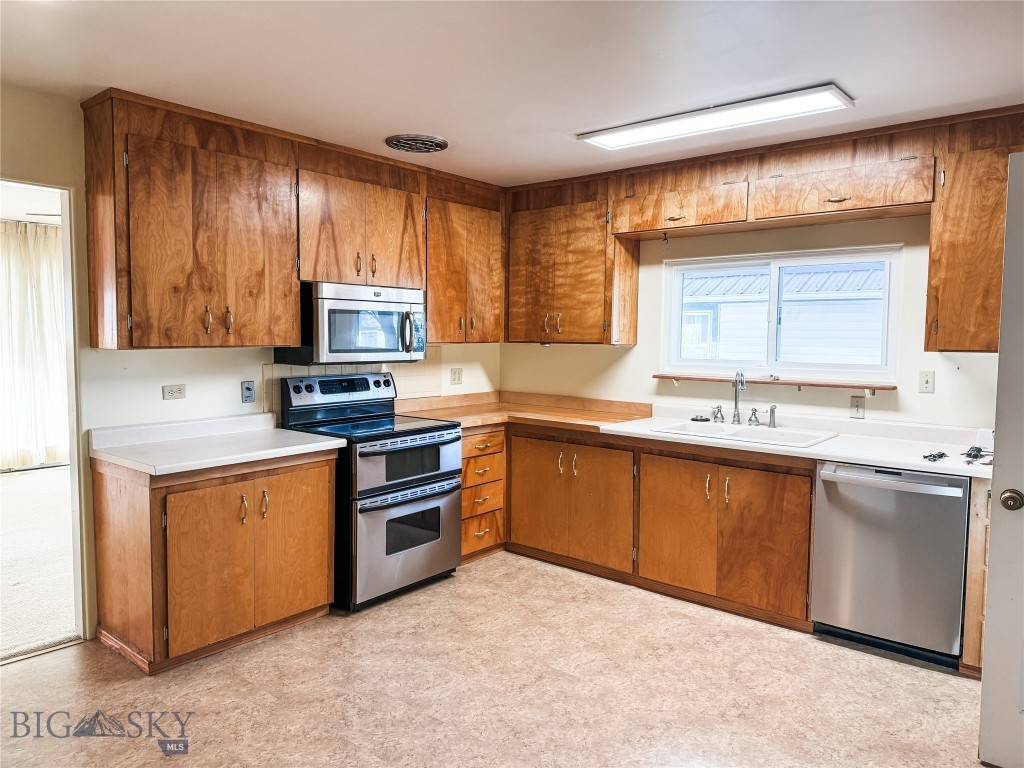 Open kitchen with stainless steel appliances - fro