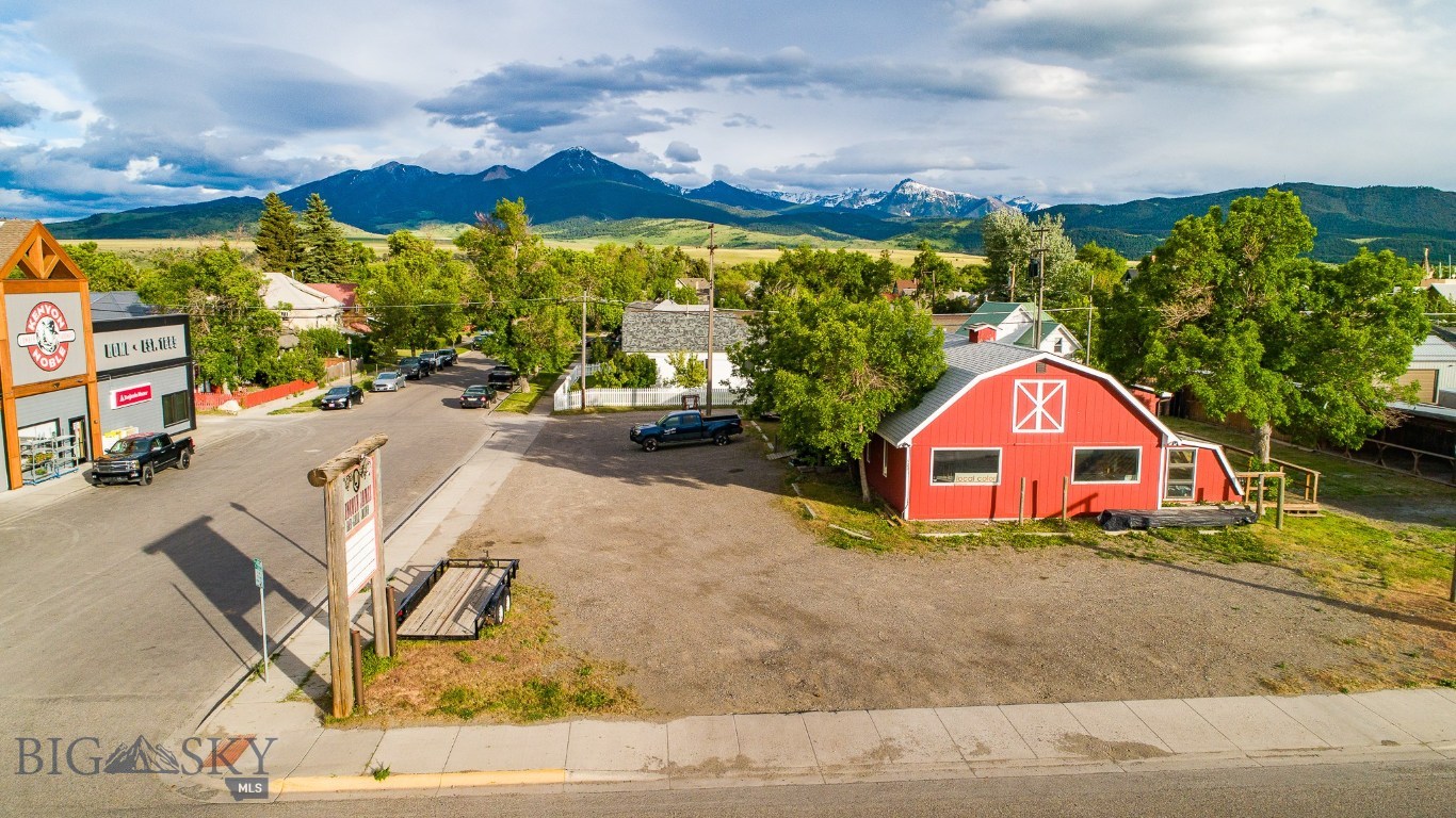 Huge Lot. Lots of room for Parking