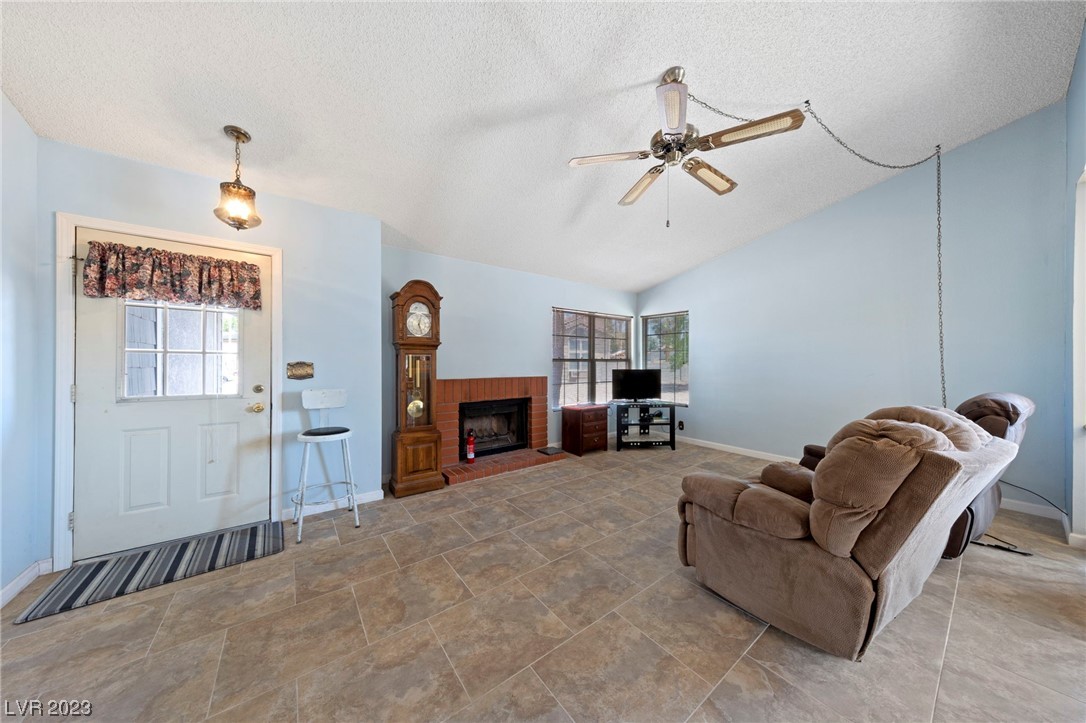 *PANED WINDOW FRONT DOOR*FAMILY ROOM W/FIREPLACE*