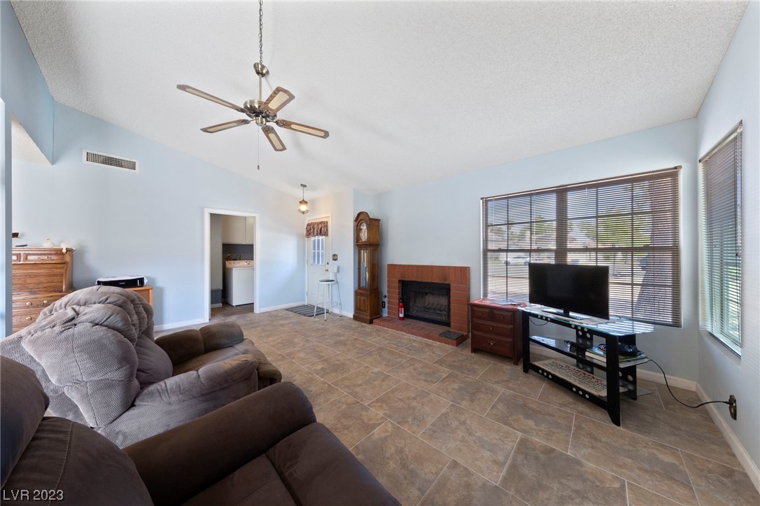 *SPACIOUS FAMILY ROOM W/FIREPLACE*