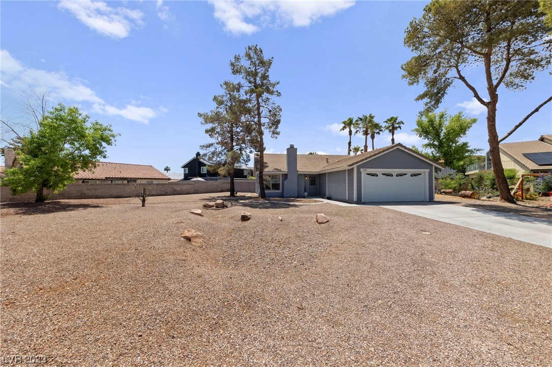 *MASSIVE PIE SHAPE LOT AT END OF CUL-DE-SAC*