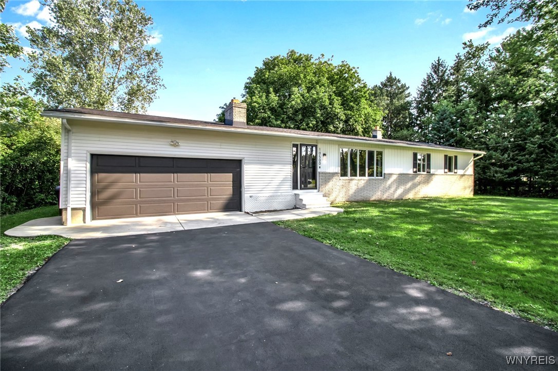 Large driveway with 2.5 car garage
